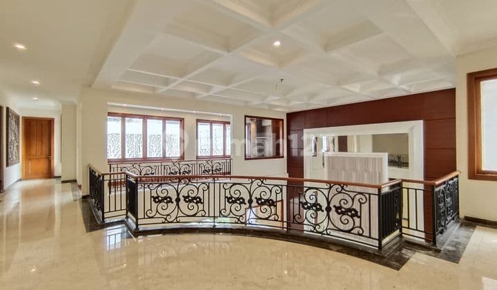 Luxury House, Private Lift