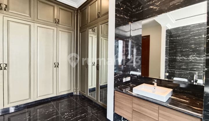 Luxury House, Private Lift