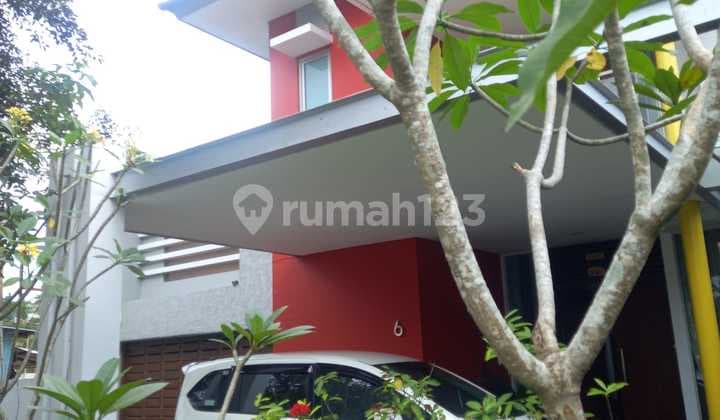 Rumah View Danau di Kota Baru Parahyangan, Bandung