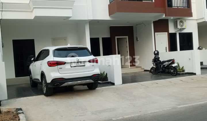 Rumah Mewah Strategis di Cempaka Putih Jakarta Pusat