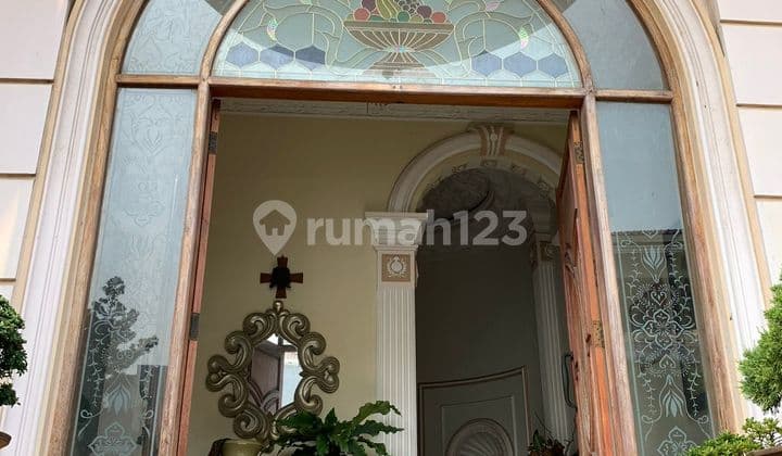 For Quick Sale Pluit 2.5-Story Classic Model House Ready to Live in North Jakarta