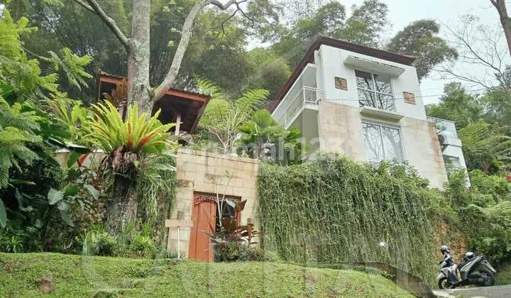 Turun Harga ! Villa Cantik dengan View Hutan Alami di Dago Giri