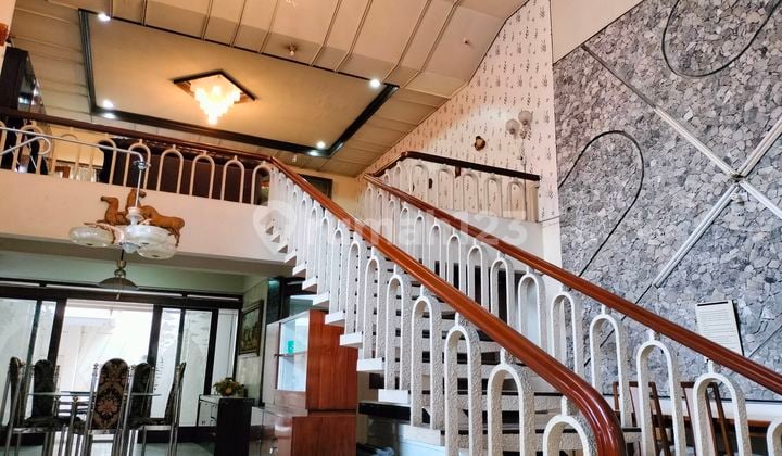 Rumah 3 Lantai Bagus Furnished di Setra Sari Bandug