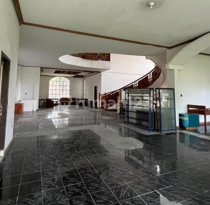 Rumah Nyaman dengan Taman yang Luas di Dago