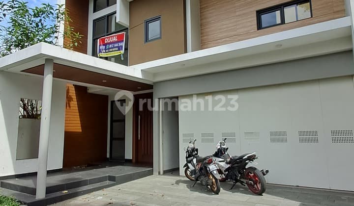 Rumah mewah 2 lantai, lokasi strategis di pusat kota Bandung