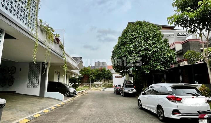 Rumah Dalam Cluster Elite Tenang Aman SHM di Graha Raya Bintaro