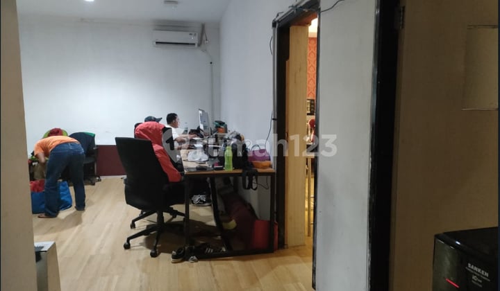 Gedung perkantoran 6 lantai dekat Mall Grand Indonesia berlokasi strategis