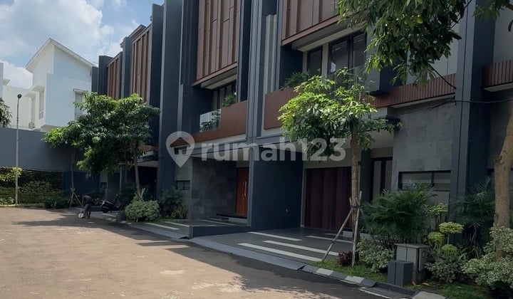 Three-Storey House in Pancoran, South Jakarta