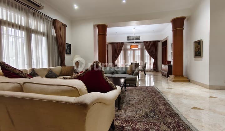 Menteng Disewakan Rumah Cantik Fully Furnished, Ada Pool