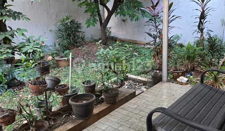 Duren Sawit Selling Old House in Casablanca Suitable for Business