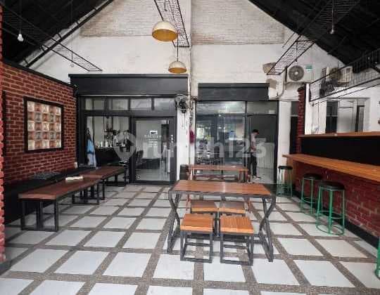 Disewakan Tempat Usaha Ex Rumah Makan Sangat Strategis di Sayap Lodaya