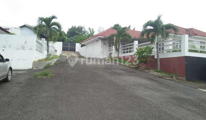 DISEWAKAN RUMAH LUAS LOKASI STRATEGIS TENGAH KOTA COCOK UNTUK TEMPAT TINGGAL ATAU KANTOR