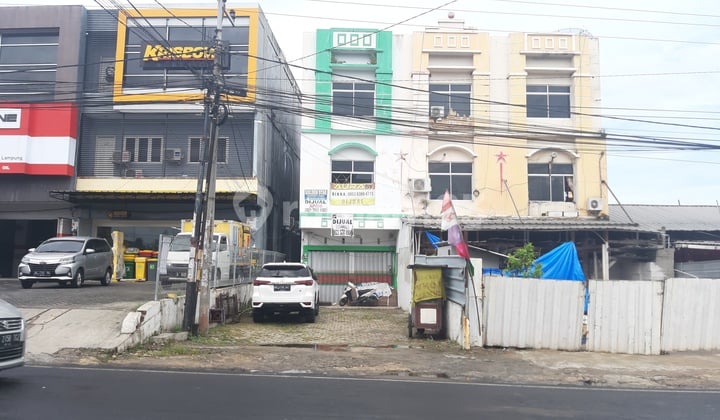 For sale, a strategically located shophouse.