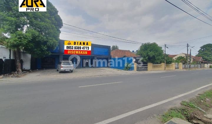 STREET-FRONT BUSINESS SPACE SUITABLE FOR A CAFE