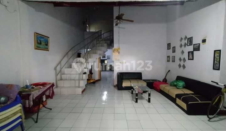 di Jalan HAJI JAIRAN CIBINONG RUMAH BESAR BLAKANG BENTUK TANAH L