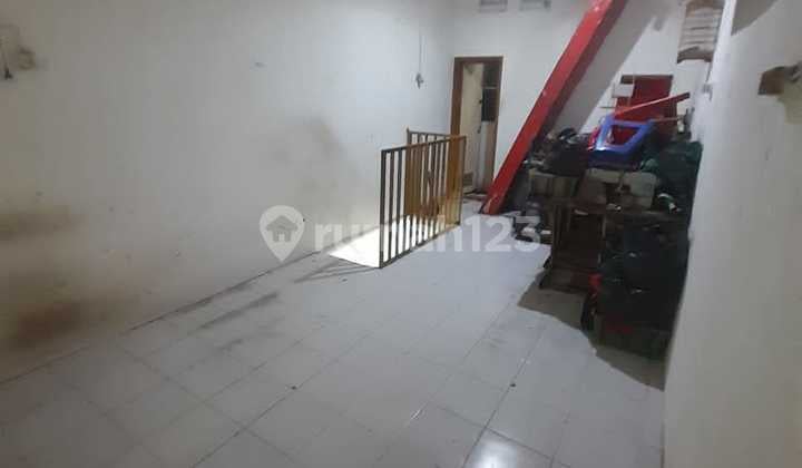 Rumah Empat Lantai Masuk Gang di Tambora Jakarta Barat