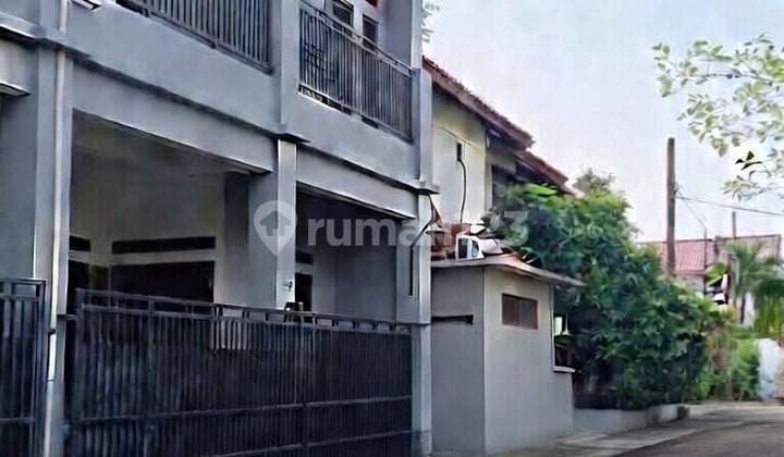 Rumah Tiga Lantai Harga Santai di Perum Bumi Bekasi Baru