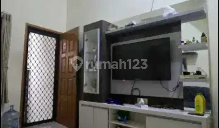 Rumah 3 Lantai Semi Furnish di Jelambar Jakarta Barat