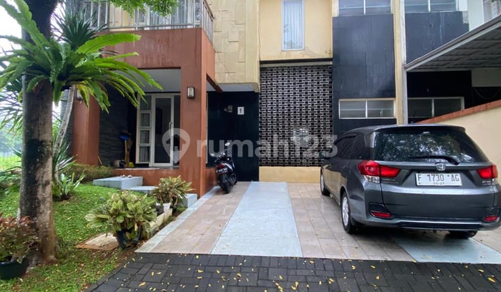 Disewakan Rumah Hook Lokasi Depan Dilengkapi Dengan Furnish Dan Minimal Sewa 2 Tahun.