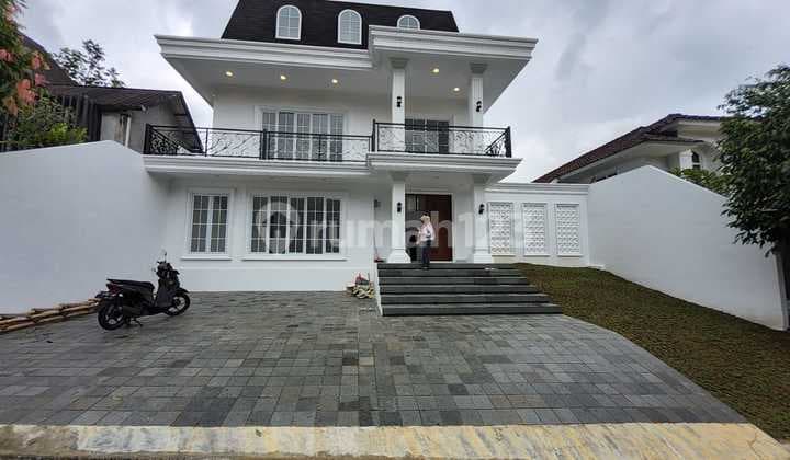 Dijual Rumah Baru Semi Furnished Dilengkapi dengan Kolam Renang