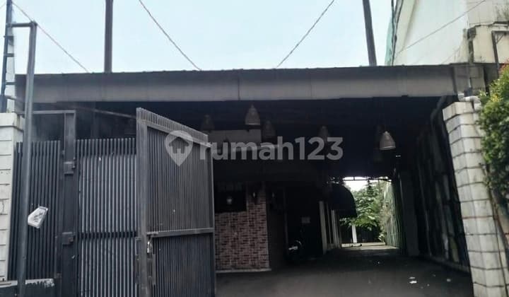 Former Restaurant Furnished, Pocket-Shaped Land, Busy Location