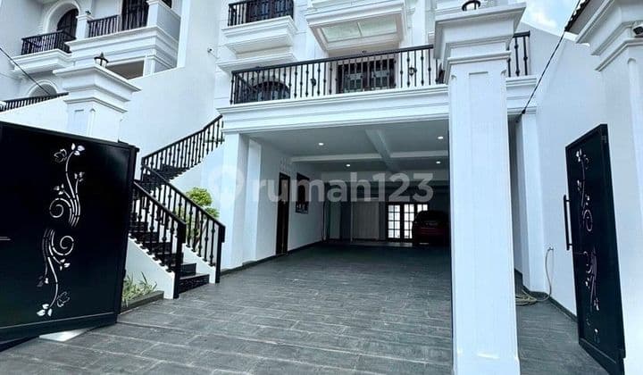 Rumah Baru Bangunan Bagus Dan Siap Huni Ada Pool Dan Rooftop