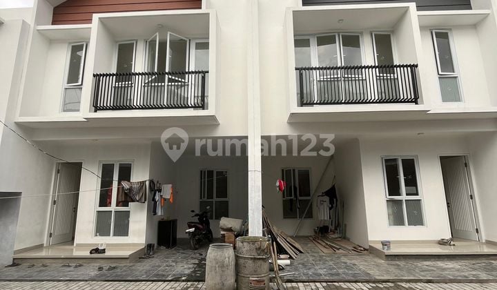 Rumah Cantik dua lantai dan Baru Siap Huni Semi Furnish di Jatiwaringin