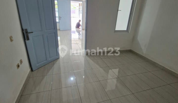 Rumah Murah 2.5 Lantai Ada Kamar di Bawah Rapi Baru Renov Siap Huni Bebas Banjir di Taman Palem Lestari