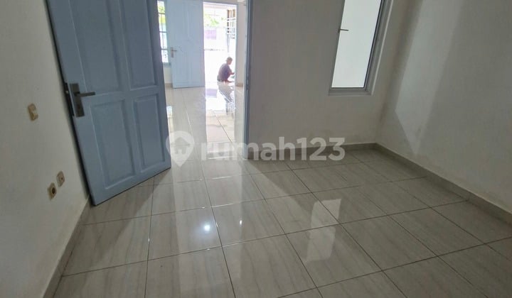Rumah Murah 2.5 Lantai Ada Kamar di Bawah Rapi Baru Renov Siap Huni Bebas Banjir di Taman Palem Lestari