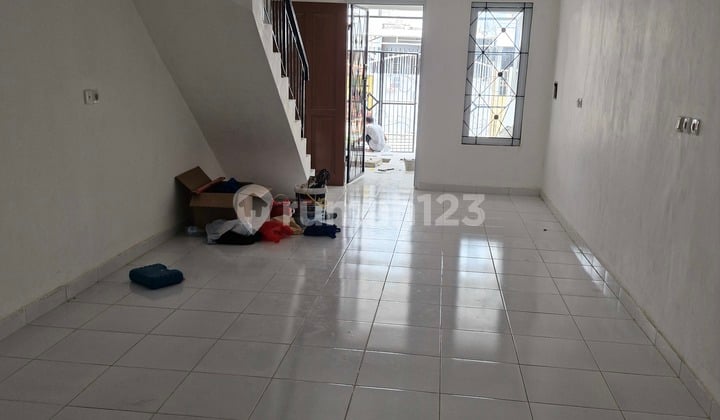 Rumah Murah Baru Renov Rapi 2 Lantai Siap Huni Bebas Banjir di Taman Palem Lestari Cengkareng