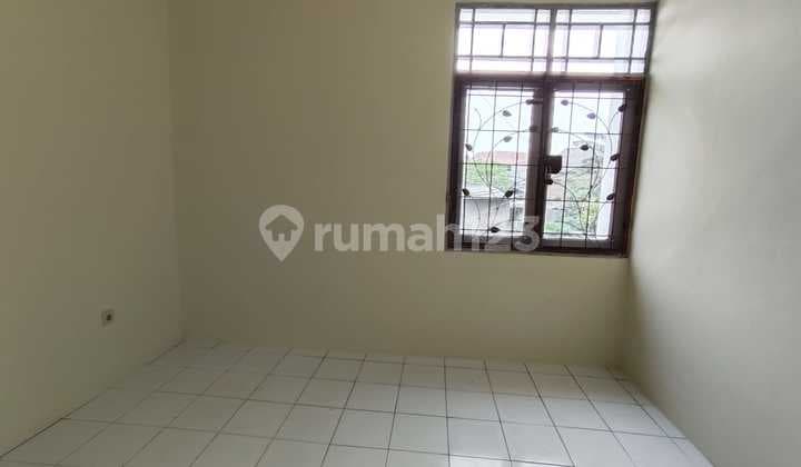 Rumah Rapi Baru Renov Minimal Sewa 2 Tahun Siap Huni Bebas Banjir di Taman Palem Lestari