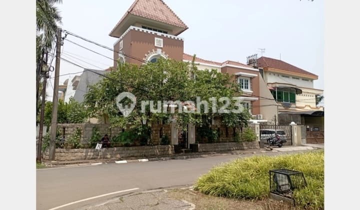 2-Story Luxury House Fully Furnished Hook Position at Boulevard Citra 3