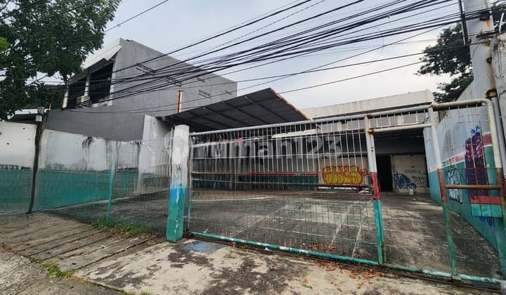 Dijual Cepat Bangunan Ex Bengkel 2 Lantai di Pinggir Jln Raya Serpong. Byn
