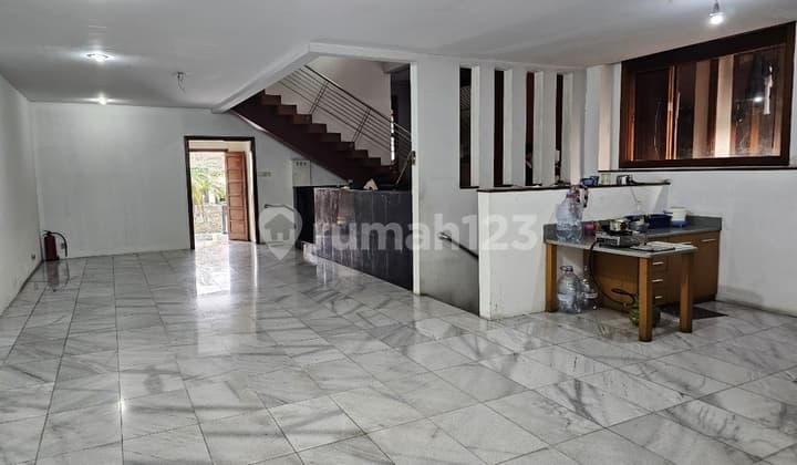A Cozy House in Bendungan Ilir, Area 520, With a Pool