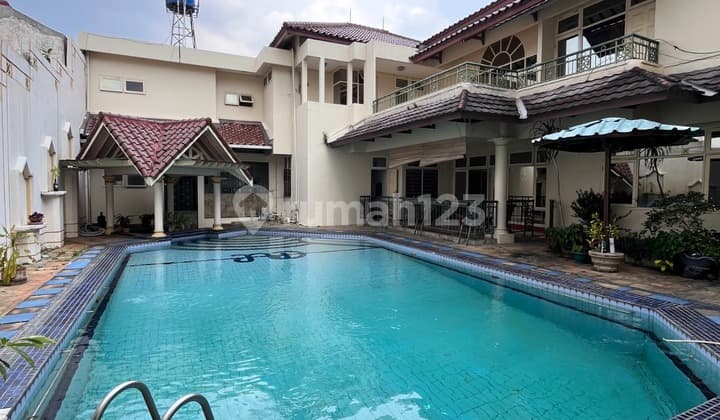 Rumah Hoek Klasik Kokoh Kolam Renang Premium Bintaro jaksel Harga NJOP