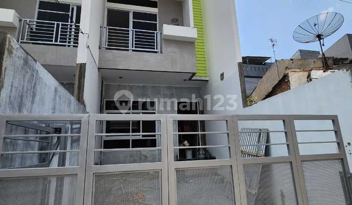 Rumah Baru 3 lantai Taman Ratu jakbar