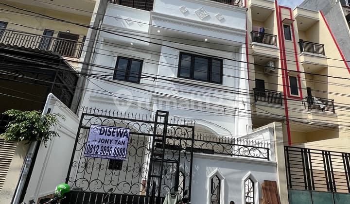 Rumah Siap Huni 3 Lantai Di Jl Moa Teluk Gong