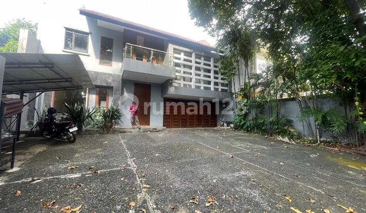 Disewakan rumah menteng murah halaman parkir luas 7 mobil area jalan lebar harga nego