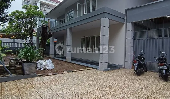 Disewakan Rumah Sewa Menteng Cocok Untuk Silent Office, Halaman Parkir Luas, Dengan teras 2 Lantai