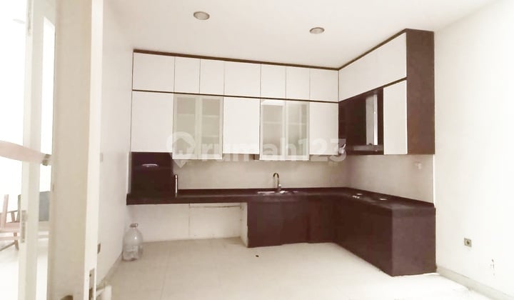 Rumah Sangat Terawat Kondisi Full Furnish di Cluster Atlanta