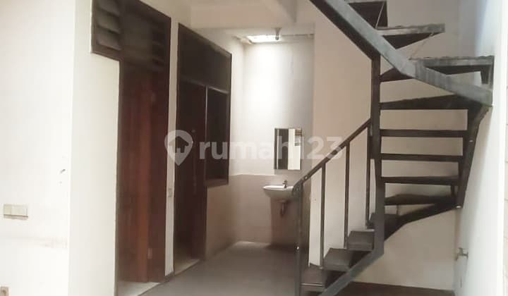 Rumah Bagus Puri Indah di Jalan Kembang Harum Siap Huni