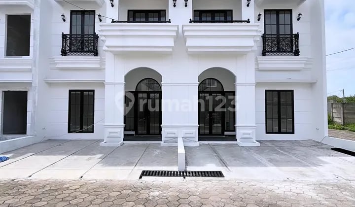 Cheap Classic House with Access for 2 Cars in a Large Housing Complex in Cilodong, Depok