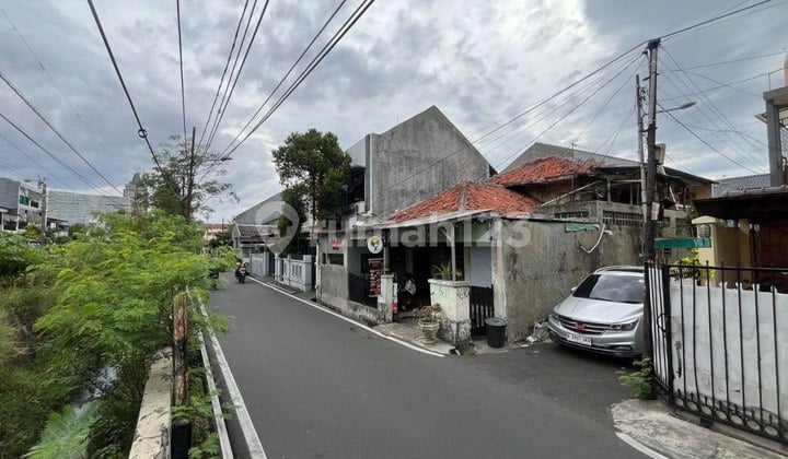 Rumah Hook Strategis Dipinggir Jalan Raya Tebet,jakarta Selatan