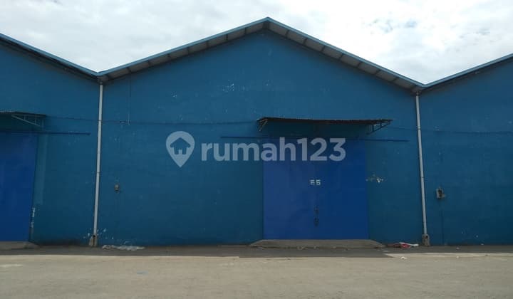 Cheap warehouse near the port, next to the toll road in Makassar city.