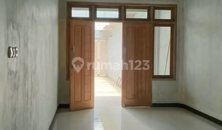 House on Kembang Arum main road. Suitable for business.