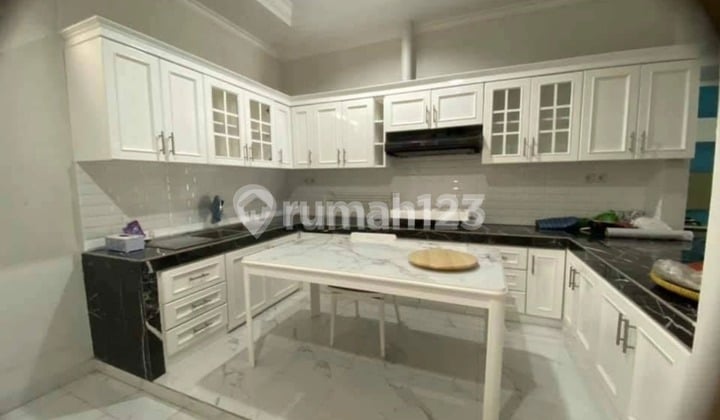 Grisenda Pik Kapuk North Jakarta Beautiful Ready-to-Use House 2 Floors Full Marble Land Area: 200m2 Building Area: 300m2 Bedrooms 4+1 Bathrooms 3+1 North Facing Semi Furnished