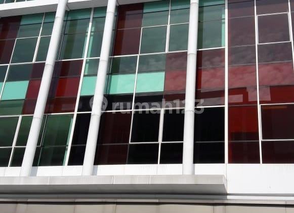 Kelapa Gading Ruko Siap Pakai di Kensington, Jakarta Utara Luas Tanah 6X19 (114M²)Luas Bangunan 456M² (4½ Lantai) 4 Kamar Mandi2 Lot Mobil Listrik 4.400 Watt PPJB
