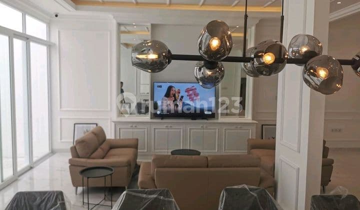 Pik1 Rumah Crown Golf, Jakarta Utara 8 X 24M² Kamar Tidur=3+1 , Kamar Mandi 4+1 Full Furnish 2 1/2 Lantai Min Sewa 2 Thn Hadap Timur Ready bisa Langsung Masuk
