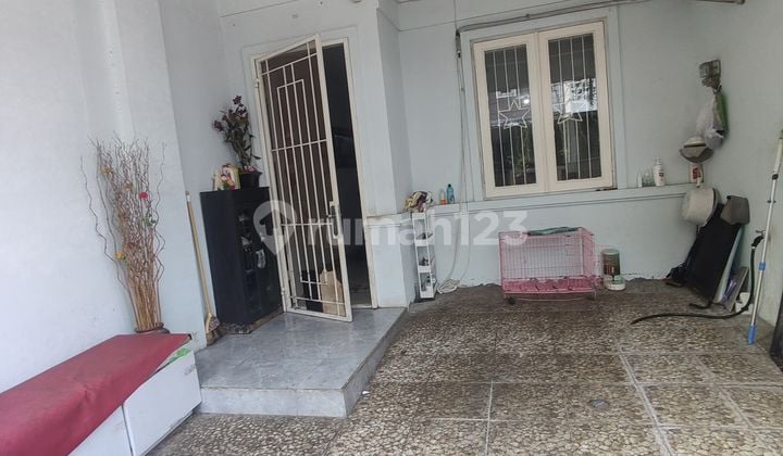 Rumah Metro Permata 1 Ukuran : 5x11 I: 2 Lantai Kamar Tidur : 2 Kamar Mandi : 2 Serti : Shm Hadap : Selatan Listrik : 3500 Air : Tanah Note :- Perabotan Yg Menempel Ditinggal- Akses Tol Mudah (jkrt - Tangerang) - Puri Indah Mall 15mnt- Lippo Mall Puri 15m