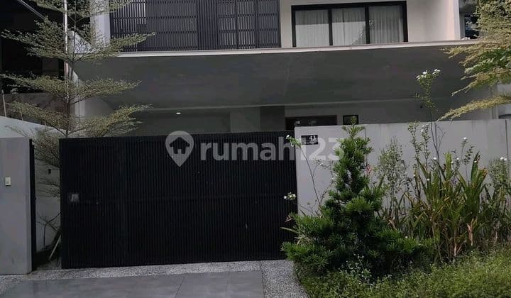 Pantai Indah Kapuk Rumah Mewah Cluster Elang Laut Jakarta Utara Ukuran : 10X30 Luas Tanah : 300M² Luas Bangunan : 450M² Kamar Tidur : 4+2 Kamar Mandi : 6 SHM Swimming Pool Full Furnish Lantai Marmer Lantai : 2 1/2 Hadap : Selatan Note :- Tiap Kamar Ada Wc